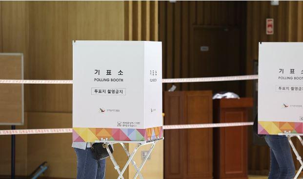 사전투표 기표소 <사진=연합뉴스>