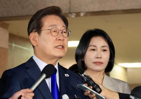 자택에서 나오며 입장 밝히는 이재명 후보 <사진=연합뉴스>