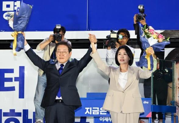 대통령에 당선된 이재명 후보, 부인 김혜경 여사 <사진=연합뉴스>