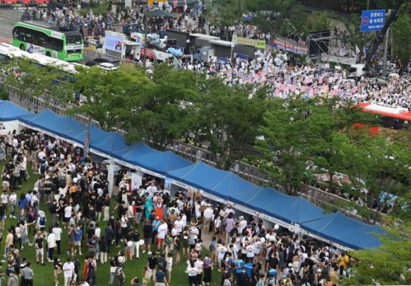 퀴어축제와 맞불 집회<사진=연합뉴스>