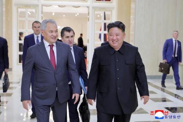 김정은, 쇼이구 러 국가안보회의 서기 접견 <사진=조선중앙통신 / 연합뉴스]