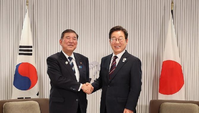 한일 정상<사진=연합뉴스>