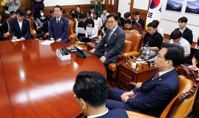 국회의장과 회동하는 여야 원내대표단 <사진=연합뉴스>