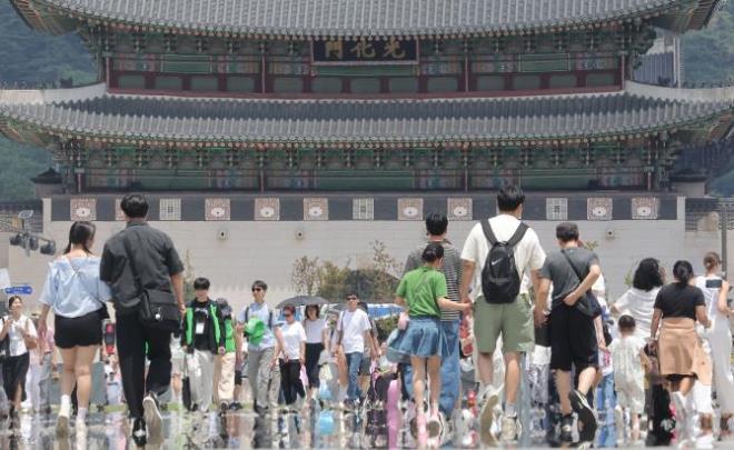 휴일인 8일 광화문광장에 아지랑이가 피어오르고 있다. <사진=연합뉴스>