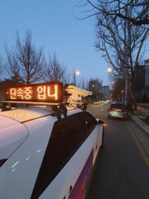 청와대 일대 불법주정차 차량을 단속하는 모습 <제공=종로구>