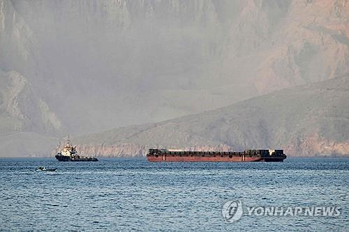 호르무즈해협 인근 오만 연안의 유조선 <자료사진=AFP/연합뉴스> 