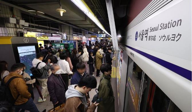 출근시간대 지하철역 <사진=연합뉴스>