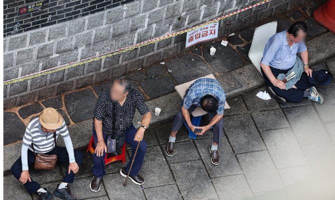 쉬고있는 노인들<사진=연합뉴스>