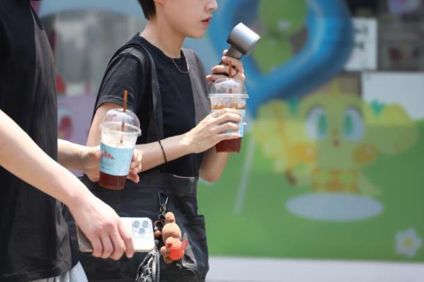 더위 식히며 이동하는 시민들 <사진=연합뉴스>
