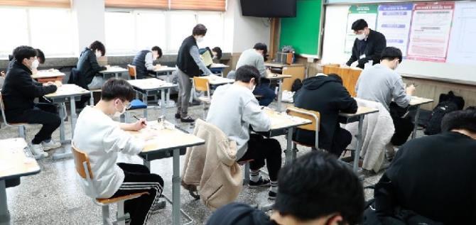 수능 치르는 수험생들<사진=연합뉴스>