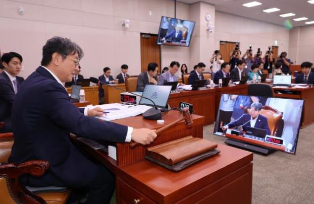 법제사법위원회 전체회의에서 의사봉 두드리는 이춘석 위원장 <사진=연합뉴스>