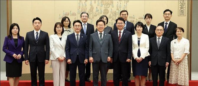 이재명 대통령, 임명장 수여 후 기념촬영<사진=대통령실통신사진기자단=연합뉴스>