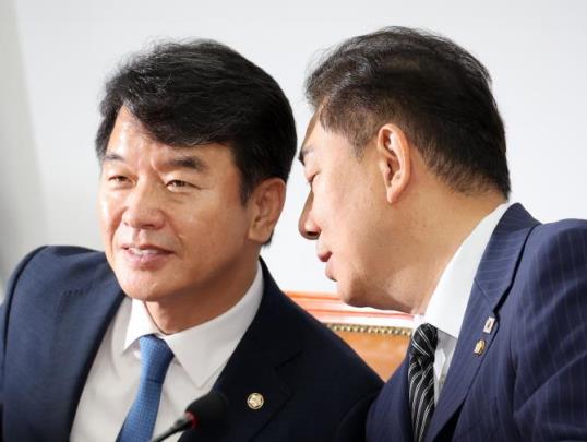 더불어민주당 문진석 원내운영수석부대표 (왼쪽 / 사진=연합뉴스>