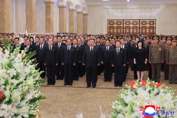 김정은, 김일성 31주기에 금수산태양궁전 참배 <사진=평양 조선중앙통신>