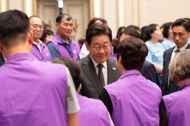 이재명 대통령, 이태원 참사 유가족과 인사 <사진=연합뉴스>
