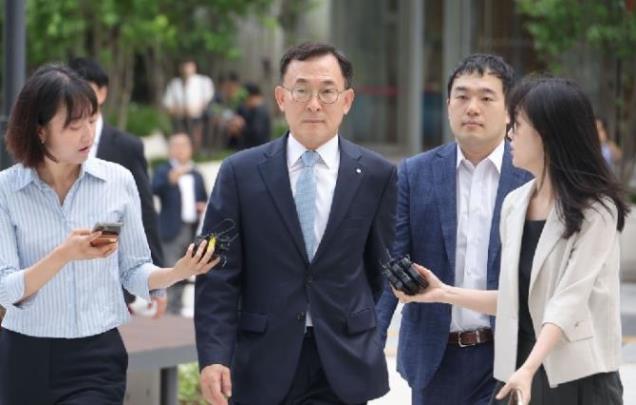 김건희 특검 출석하는 정근수 전 신한은행 부행장<사진=연합뉴스>