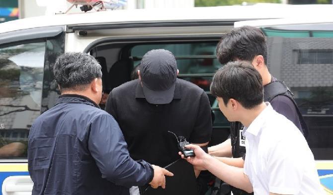 강도상해 혐의로 구속영장이 청구된 30대 농협 직원<사진=연합뉴스>