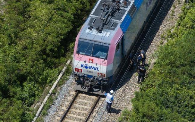 사고가 난 무궁화호 열차를 조사 중인 경찰과 소방, 코레일 등 관계자들 <사진=연합뉴스>