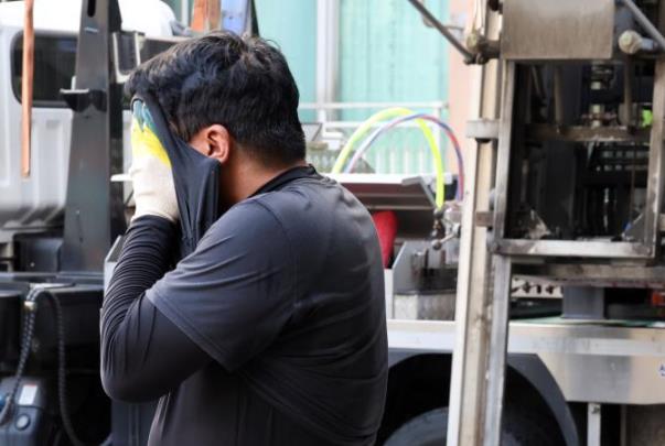 폭염 속 일하는 노동자 모습 <사진=연합뉴스>