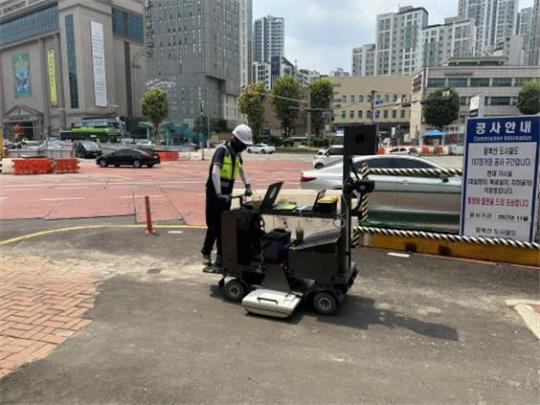 GPR 보도 탐사 모습 <사진=서울시>