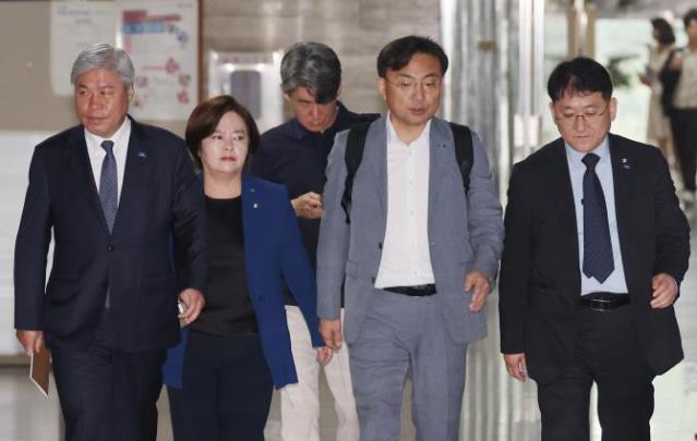 의원총회 향하는 조국혁신당 의원들 <사진=연합뉴스>