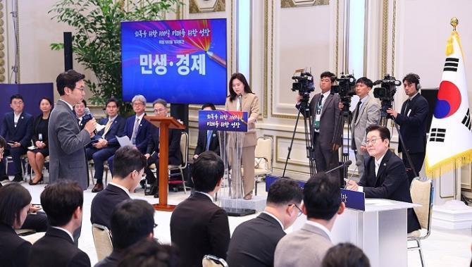 취재진 질문 받는 이재명 대통령<사진=연합뉴스>