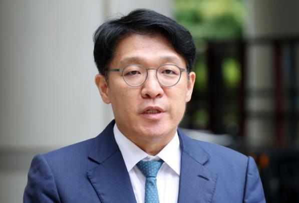 취재진 질문에 답하는 김상민 전 검사 <사진=연합뉴스>