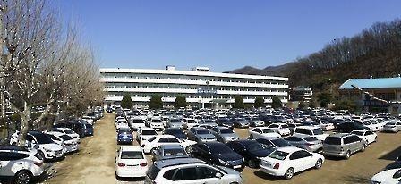 학교에 주차된 차량 <사진=연합뉴스>