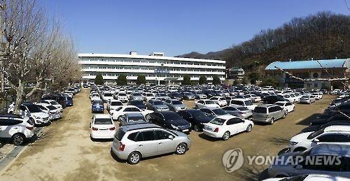 학교에 주차된 차량 <사진=연합뉴스>