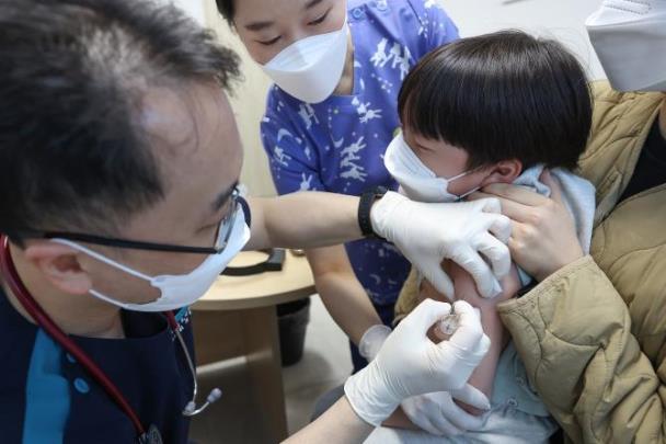 독감 주사 맞는 어린이 <사진=연합뉴스>