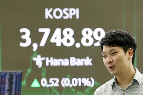 코스피 0.52p(0.01%) 오른 3,748.89 장 종료 <사진=연합뉴스>