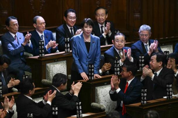 박수받는 다카이치 일본 총리 <사진=도쿄 AFP/연합뉴스>