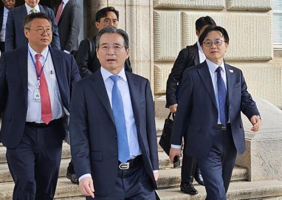 러트닉 만나고 나오는 한국 측 협상단 <사진=연합뉴스>