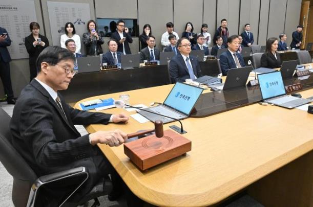 금융통화위원회 본회의, 의사봉 두드리는 이창용 한국은행 총재 <사진=연합뉴스>