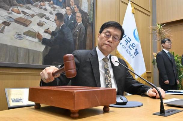 의사봉 두드리는 이창용 한국은행 총재 <사진=연합뉴스>