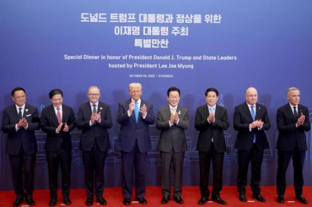 이재명 대통령, 29일 특별만찬에 참석한 정상들과 기념촬영 <사진=연합뉴스>