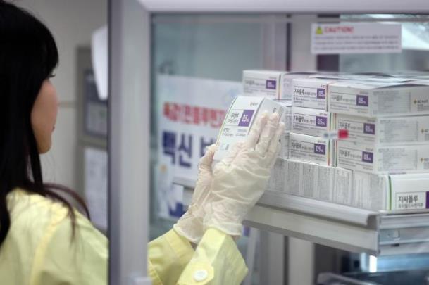 백신 수량을 확인 중인 광주 북구보건소 직원 <사진=연합뉴스>