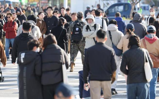 외투 입은 시민들 <사진=연합뉴스>