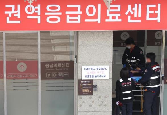 응급실로 이송되는 환자 <사진=연합뉴스>