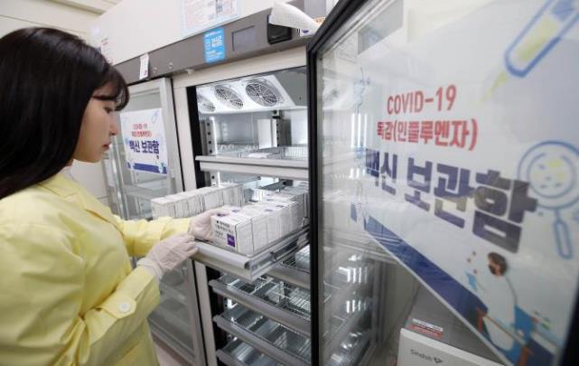 백신 수량 확인하는 광주 북구보건소 <사진=연합뉴스>