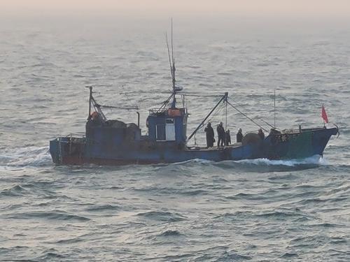 지난 3월 해경에 나포된 불법 조업 중국어선 <사진=서해5도 특별경비단 제공/연합뉴스>