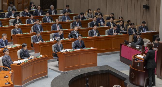 국회 예결위 전체 회의 출석해 질의 듣는 국무위원들 <사진=연합뉴스>