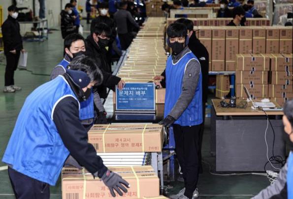 대학수학능력시험을 사흘 앞둔 10일 세종시의 한 인쇄공장에서 배부되는 수능 문제지 <사진=연합뉴스>