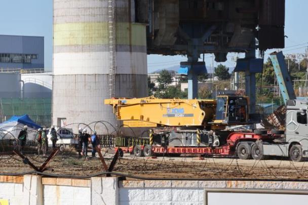10일 오전 발전소 현장에서 보일러 타워 4·6호기 발파를 위한 사전 준비 작업이 진행되고 있다. <사진=연합뉴스>