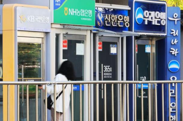 서울 시내에 설치된 은행 ATM기 <사진=연합뉴스>
