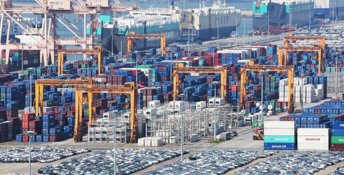 평택항에 쌓여있는 컨테이너 <사진=연합뉴스>