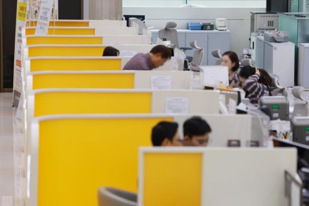 은행 창구에서 업무 보는 시민들 <사진=연합뉴스>