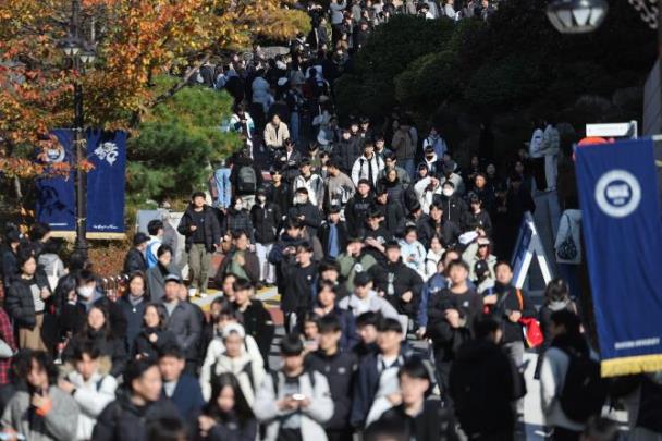 지난해 한양대에서 수시 논술고사를 치른 수험생들 <사진=연합뉴스>