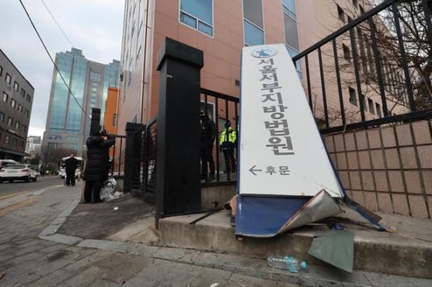 지난 1월 19일 파손됐던 서부지법 현판 <사진=연합뉴스>