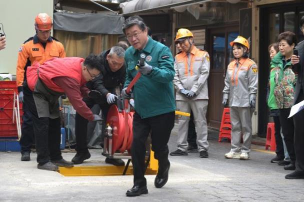 지하매립식 비상소화장치함 활용 모의훈련에 참석한 김길성 구청장 <사진=서울 중구 제공/연합뉴스>